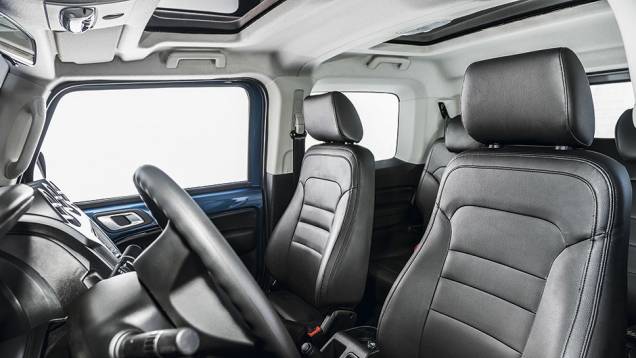 Cabine conta com teto solar de vidro na frente e atrás | <a href="https://preprod.quatrorodas.abril.com.br/carros/testes/troller-t4-800224.shtml" rel="migration">Leia mais</a> Cabine conta com teto solar de vidro na frente e atrás | <a href="https://preprod.quatrorodas.abril.com.br/carros/testes/troller-t4-800224.shtml" rel="migration">Leia mais</a>