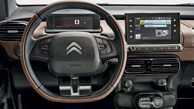 Painel quase não tem botões ou mostradores, que foram transferidos para as duas telas coloridas | <a href="https://preprod.quatrorodas.abril.com.br/carros/impressoes/citroen-c4-cactus-802252.shtml" target="_blank" rel="migration">Leia mais</a> Painel quase não tem botões ou mostradores, que foram transferidos para as duas telas coloridas | <a href="https://preprod.quatrorodas.abril.com.br/carros/impressoes/citroen-c4-cactus-802252.shtml" target="_blank" rel="migration">Leia mais</a>