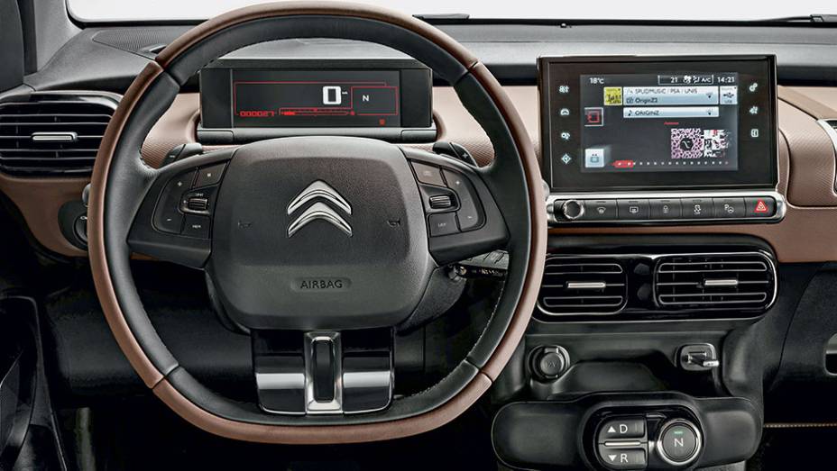 Painel quase n&atilde;o tem bot&otilde;es ou mostradores, que foram transferidos para as duas telas coloridas | <a href="https://preprod.quatrorodas.abril.com.br/carros/impressoes/citroen-c4-cactus-802252.shtml" target="_blank" rel="migration">Leia mais</a>