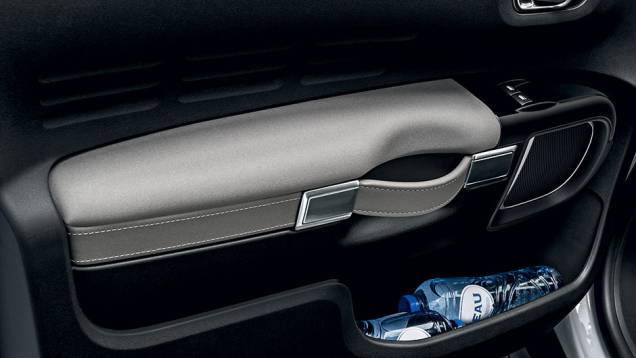 Puxador da porta é uma tira de couro | <a href="https://preprod.quatrorodas.abril.com.br/carros/impressoes/citroen-c4-cactus-802252.shtml" target="_blank" rel="migration">Leia mais</a> Puxador da porta é uma tira de couro | <a href="https://preprod.quatrorodas.abril.com.br/carros/impressoes/citroen-c4-cactus-802252.shtml" target="_blank" rel="migration">Leia mais</a>