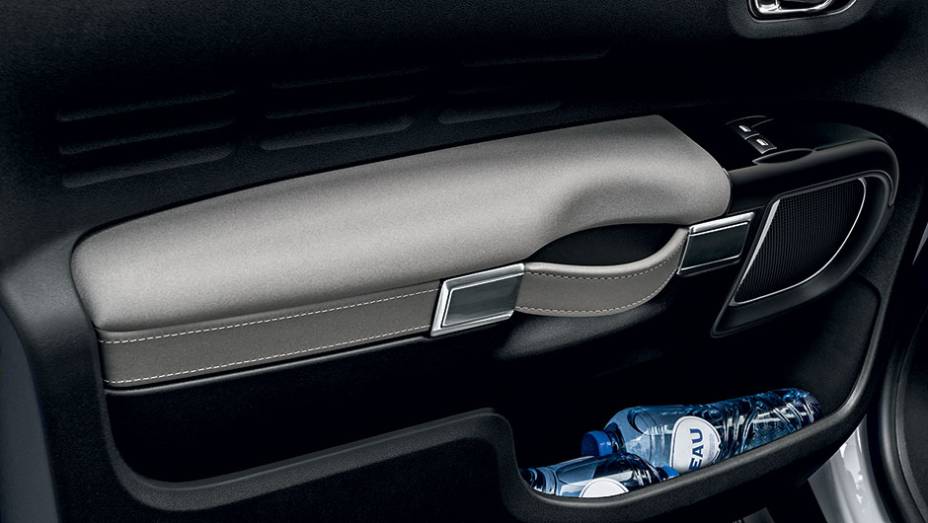 Puxador da porta &eacute; uma tira de couro | <a href="https://preprod.quatrorodas.abril.com.br/carros/impressoes/citroen-c4-cactus-802252.shtml" target="_blank" rel="migration">Leia mais</a>