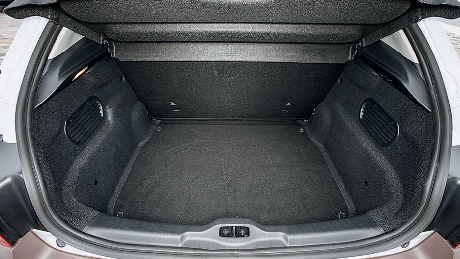 Porta-malas de 348 litros, menor que os 368 de um EcoSport | <a href="https://preprod.quatrorodas.abril.com.br/carros/impressoes/citroen-c4-cactus-802252.shtml" target="_blank" rel="migration">Leia mais</a>