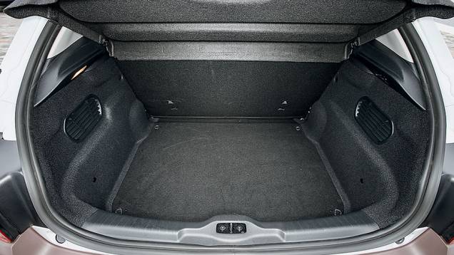 Porta-malas de 348 litros, menor que os 368 de um EcoSport | <a href="https://preprod.quatrorodas.abril.com.br/carros/impressoes/citroen-c4-cactus-802252.shtml" target="_blank" rel="migration">Leia mais</a> Porta-malas de 348 litros, menor que os 368 de um EcoSport | <a href="https://preprod.quatrorodas.abril.com.br/carros/impressoes/citroen-c4-cactus-802252.shtml" target="_blank" rel="migration">Leia mais</a>