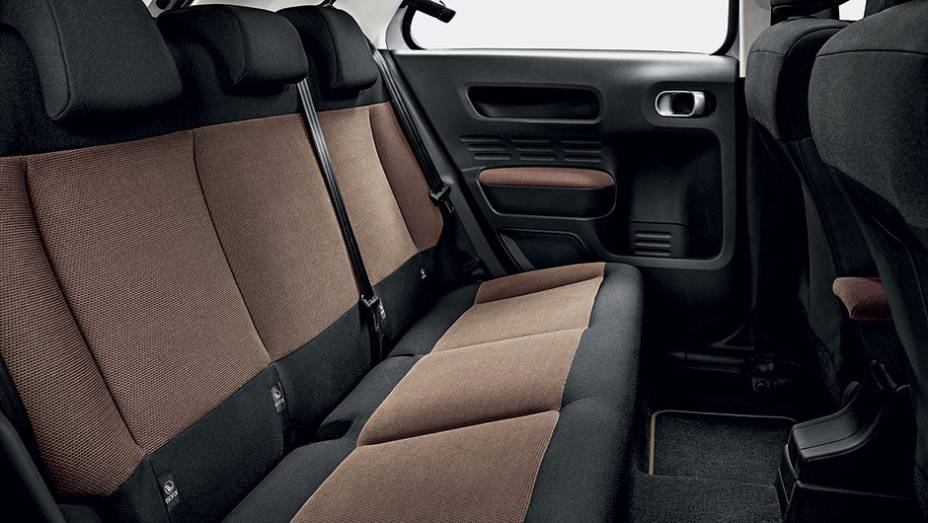 Atr&aacute;s, o banco n&atilde;o &eacute; bipartido | <a href="https://preprod.quatrorodas.abril.com.br/carros/impressoes/citroen-c4-cactus-802252.shtml" target="_blank" rel="migration">Leia mais</a>