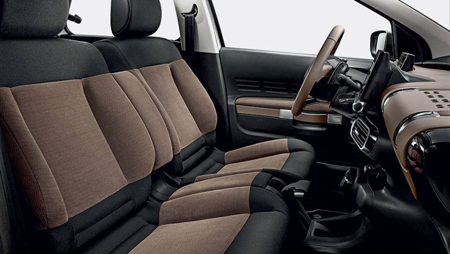 Na frente, o assento &eacute; inteiri&ccedil;o | <a href="https://preprod.quatrorodas.abril.com.br/carros/impressoes/citroen-c4-cactus-802252.shtml" target="_blank" rel="migration">Leia mais</a>