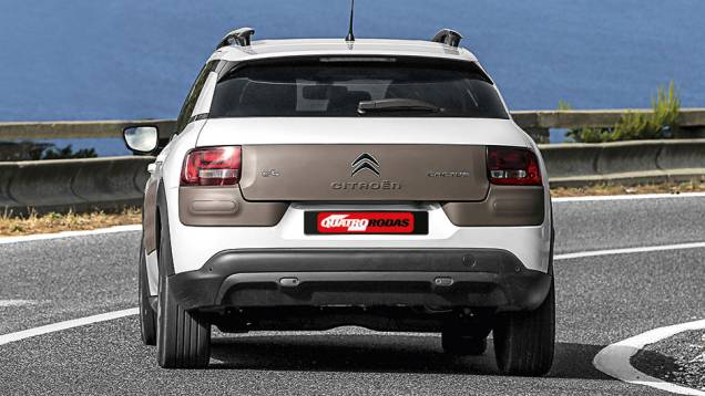 Faixas atrás e nas laterais têm 4 opções de cor | <a href="https://preprod.quatrorodas.abril.com.br/carros/impressoes/citroen-c4-cactus-802252.shtml" target="_blank" rel="migration">Leia mais</a> Faixas atrás e nas laterais têm 4 opções de cor | <a href="https://preprod.quatrorodas.abril.com.br/carros/impressoes/citroen-c4-cactus-802252.shtml" target="_blank" rel="migration">Leia mais</a>