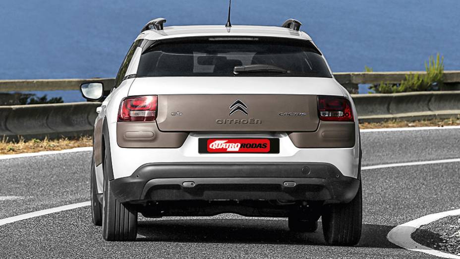 Faixas atr&aacute;s e nas laterais t&ecirc;m 4 op&ccedil;&otilde;es de cor | <a href="https://preprod.quatrorodas.abril.com.br/carros/impressoes/citroen-c4-cactus-802252.shtml" target="_blank" rel="migration">Leia mais</a>