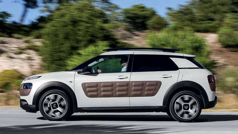 O Cactus &eacute; 18 cm menor que um EcoSport | <a href="https://preprod.quatrorodas.abril.com.br/carros/impressoes/citroen-c4-cactus-802252.shtml" target="_blank" rel="migration">Leia mais</a>