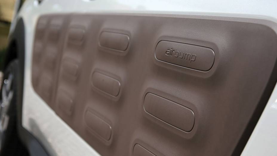 No detalhe, o Airbump, que protege contra riscos e pequenas colis&otilde;es | <a href="https://preprod.quatrorodas.abril.com.br/carros/impressoes/citroen-c4-cactus-802252.shtml" target="_blank" rel="migration">Leia mais</a>