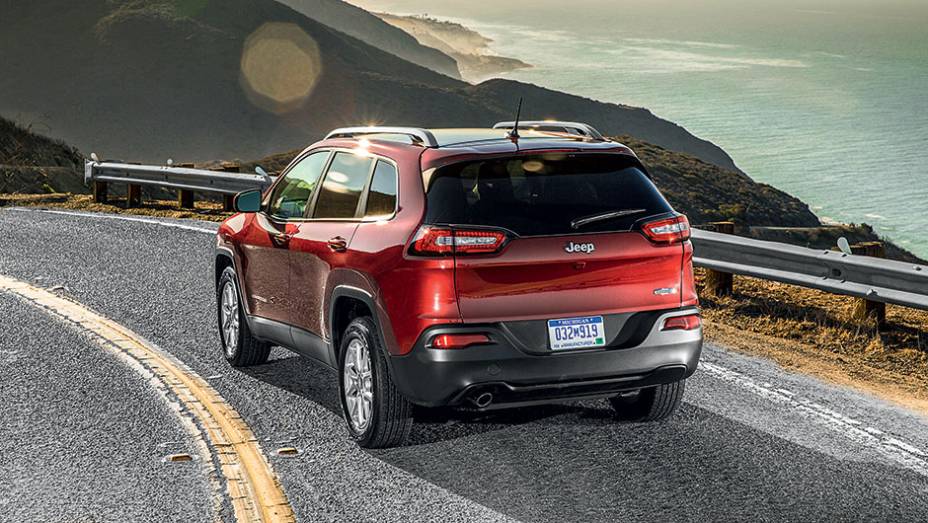 Caixas de roda quadradas s&atilde;o caracter&iacute;sticas do modelo | <a href="https://preprod.quatrorodas.abril.com.br/carros/impressoes/jeep-cherokee-800423.shtml" target="_blank" rel="migration">Leia mais</a>