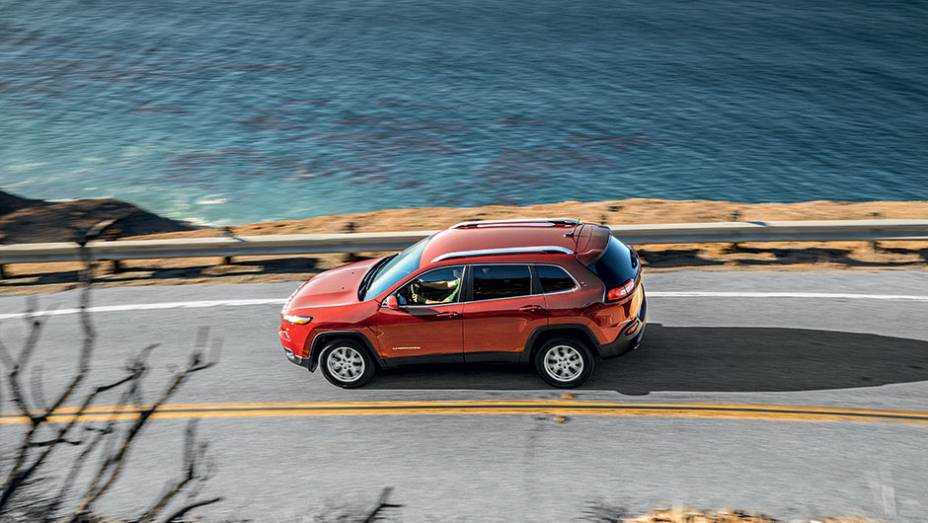 Mais bonito indo do que vindo, Jeep quer novos clientes | <a href="https://preprod.quatrorodas.abril.com.br/carros/impressoes/jeep-cherokee-800423.shtml" target="_blank" rel="migration">Leia mais</a>