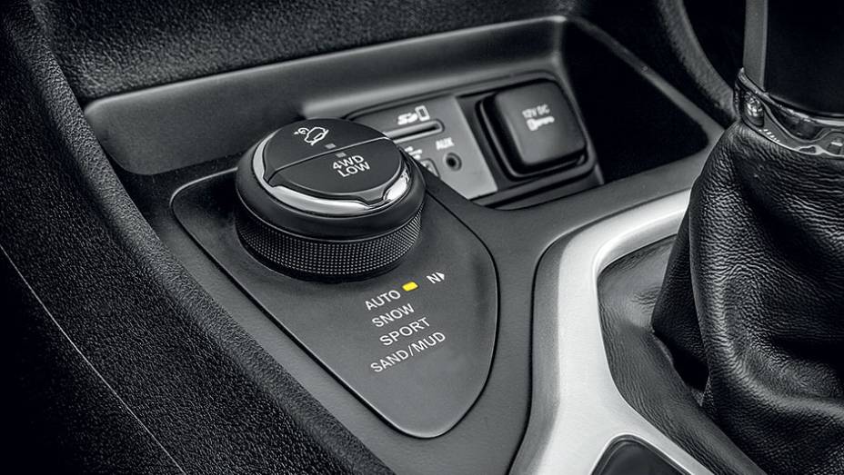 Sistemas de tra&ccedil;&atilde;o t&ecirc;m engate eletr&ocirc;nico no console | <a href="https://preprod.quatrorodas.abril.com.br/carros/impressoes/jeep-cherokee-800423.shtml" target="_blank" rel="migration">Leia mais</a>