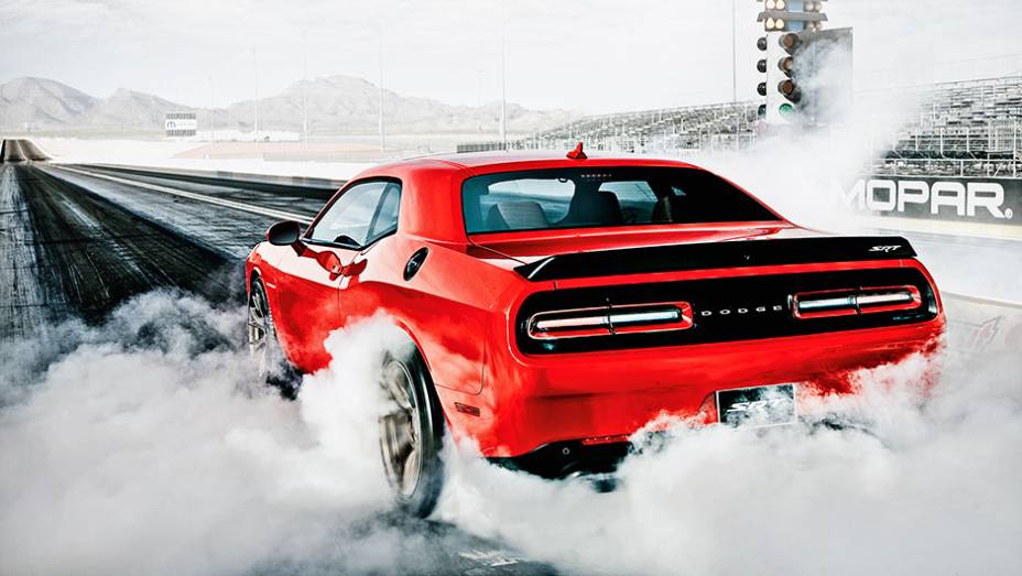 O Hellcat nasceu para arrasar na largada: 0 a 100 km/h em 3,5 s | <a href="https://preprod.quatrorodas.abril.com.br/carros/impressoes/dodge-challenger-hellcat-802142.shtml" target="_blank" rel="migration">Leia mais</a>