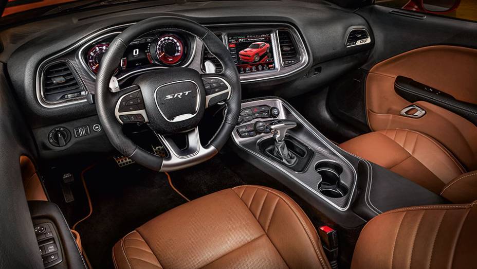 C&acirc;mbio autom&aacute;tico de 8 marchas traz uma estranha manopla horizontal | <a href="https://preprod.quatrorodas.abril.com.br/carros/impressoes/dodge-challenger-hellcat-802142.shtml" target="_blank" rel="migration">Leia mais</a>