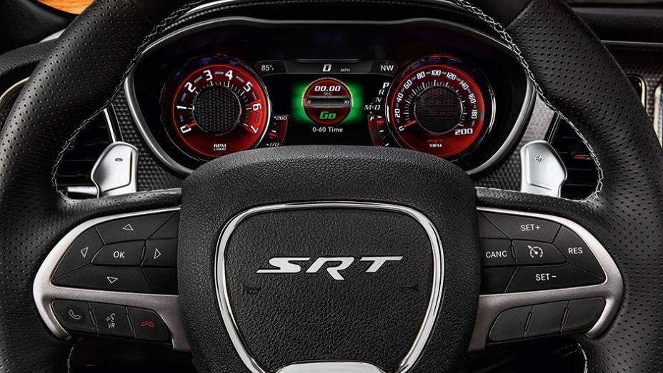 O volante traz o emblema SRT, divisão esportiva da Chrysler | <a href="https://preprod.quatrorodas.abril.com.br/carros/impressoes/dodge-challenger-hellcat-802142.shtml" target="_blank" rel="migration">Leia mais</a>