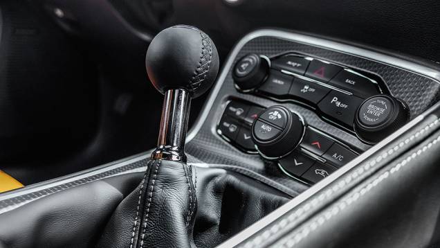 Câmbio manual de seis marchas | <a href="https://preprod.quatrorodas.abril.com.br/carros/impressoes/dodge-challenger-hellcat-802142.shtml" target="_blank" rel="migration">Leia mais</a> Câmbio manual de seis marchas | <a href="https://preprod.quatrorodas.abril.com.br/carros/impressoes/dodge-challenger-hellcat-802142.shtml" target="_blank" rel="migration">Leia mais</a>
