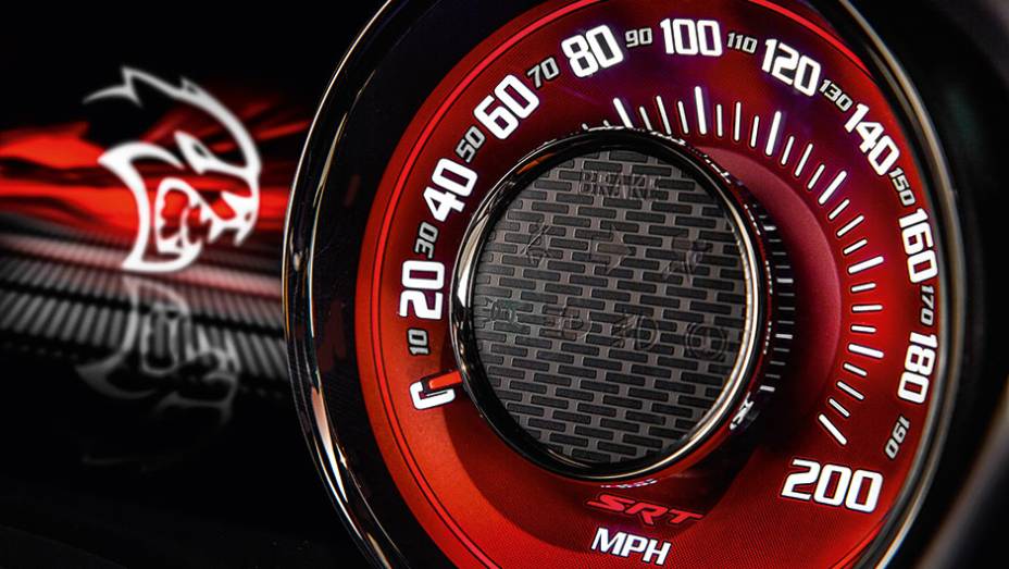 Veloc&iacute;metro de 250 mph com o Hellcat ao fundo | <a href="https://preprod.quatrorodas.abril.com.br/carros/impressoes/dodge-challenger-hellcat-802142.shtml" target="_blank" rel="migration">Leia mais</a>