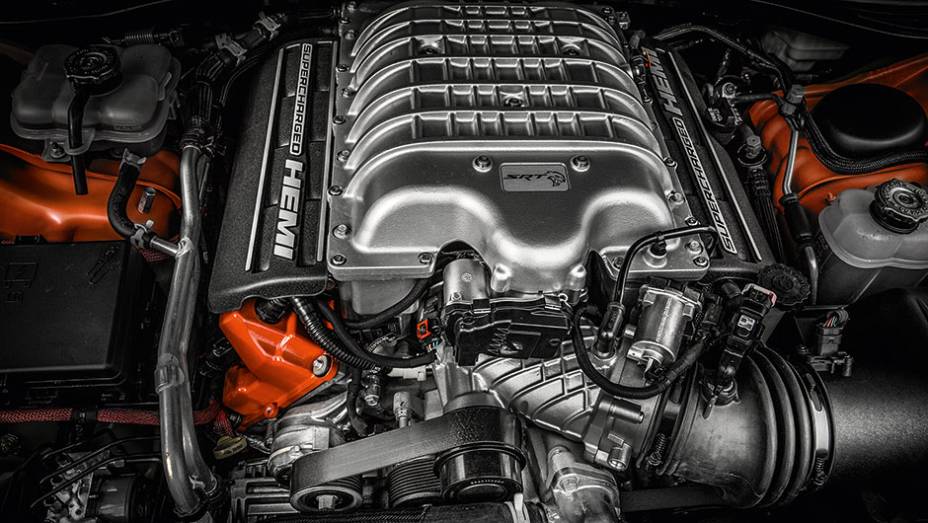 V8 com compressor | <a href="https://preprod.quatrorodas.abril.com.br/carros/impressoes/dodge-challenger-hellcat-802142.shtml" target="_blank" rel="migration">Leia mais</a>