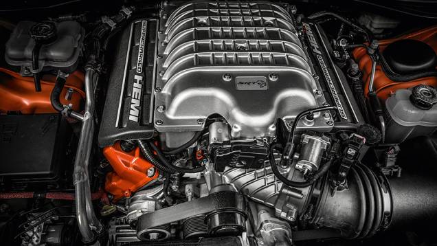 V8 com compressor | <a href="https://preprod.quatrorodas.abril.com.br/carros/impressoes/dodge-challenger-hellcat-802142.shtml" target="_blank" rel="migration">Leia mais</a> V8 com compressor | <a href="https://preprod.quatrorodas.abril.com.br/carros/impressoes/dodge-challenger-hellcat-802142.shtml" target="_blank" rel="migration">Leia mais</a>