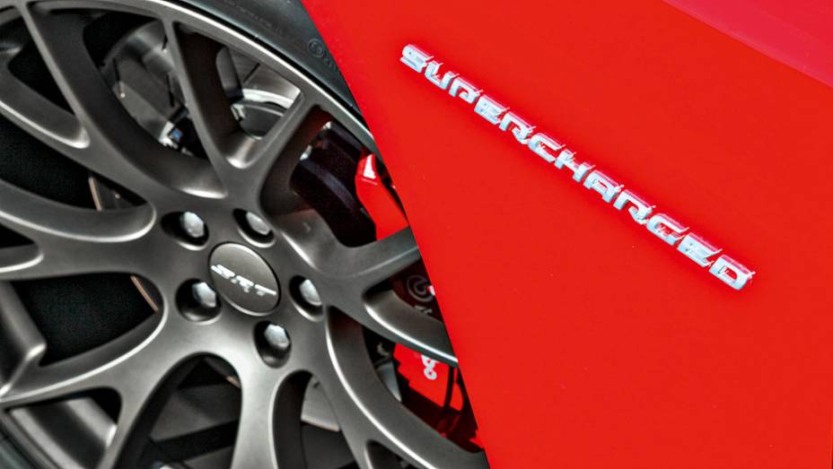 Freios da Brembo com rodas aro 20 | <a href="https://preprod.quatrorodas.abril.com.br/carros/impressoes/dodge-challenger-hellcat-802142.shtml" target="_blank" rel="migration">Leia mais</a>