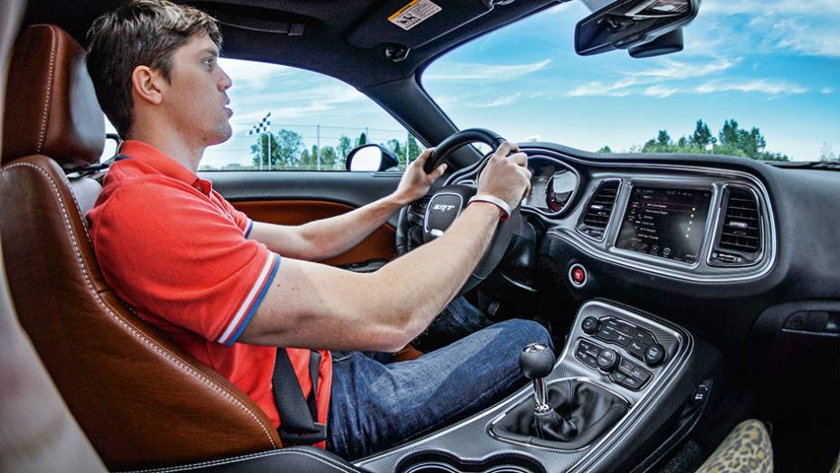 O piloto Luiz Razia elogiou a pot&ecirc;ncia, mas diz que fica devendo nas curvas | <a href="https://preprod.quatrorodas.abril.com.br/carros/impressoes/dodge-challenger-hellcat-802142.shtml" target="_blank" rel="migration">Leia mais</a>