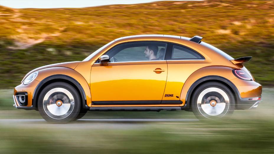 Beetle Dune &eacute; um conceito que vai virar carro de s&eacute;rie em 2016 | <a href="https://preprod.quatrorodas.abril.com.br/carros/impressoes/vw-beetle-dune-802397.shtml" target="_blank" rel="migration">Leia mais</a>