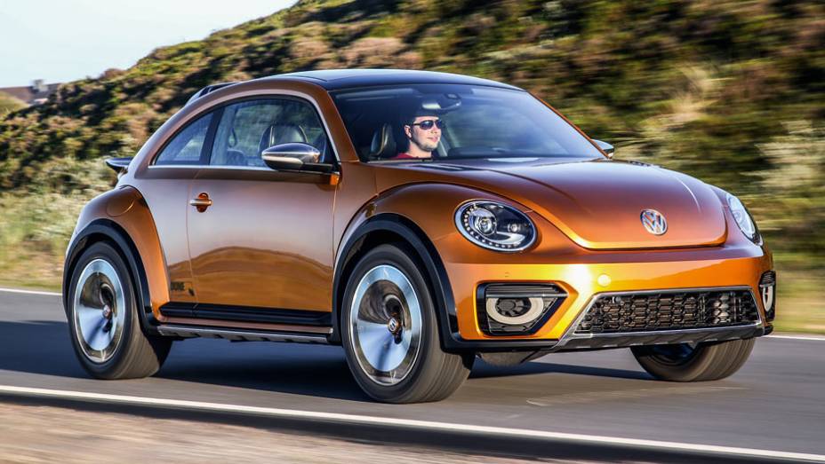 Suspens&atilde;o elevada e rodas maiores deixaram a altura em rela&ccedil;&atilde;o ao solo 5 cm maior que no Beetle tradicional | <a href="https://preprod.quatrorodas.abril.com.br/carros/impressoes/vw-beetle-dune-802397.shtml" target="_blank" rel="migration">Leia mais</a>