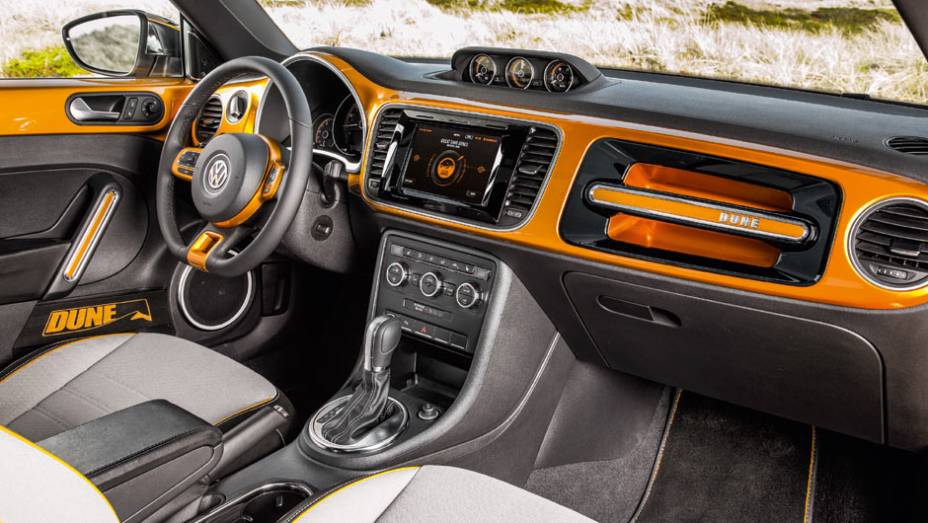 Painel do Dune segue a cor externa, como no Up! | <a href="https://preprod.quatrorodas.abril.com.br/carros/impressoes/vw-beetle-dune-802397.shtml" target="_blank" rel="migration">Leia mais</a>