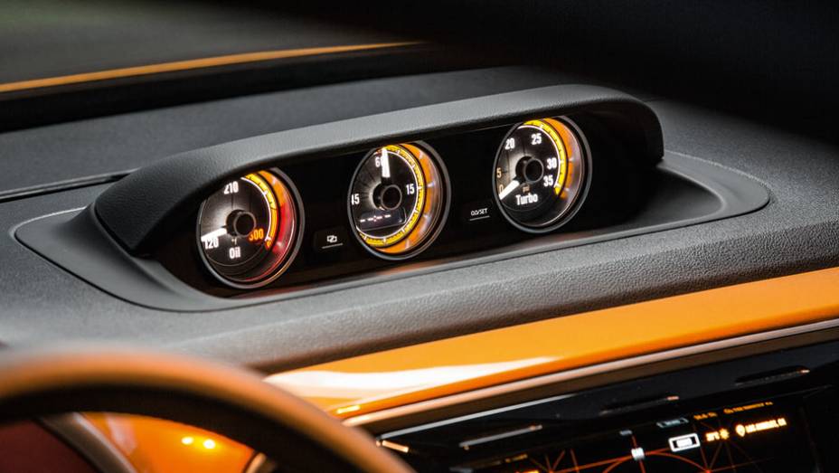 Nos mostradores, temperatura do &oacute;leo, cron&ocirc;metro e press&atilde;o do turbo | <a href="https://preprod.quatrorodas.abril.com.br/carros/impressoes/vw-beetle-dune-802397.shtml" target="_blank" rel="migration">Leia mais</a>
