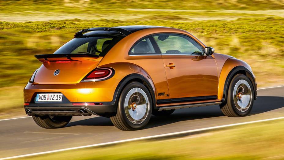 A base mec&acirc;nica praticamente n&atilde;o sofreu altera&ccedil;&otilde;es: motor 2.0 turbo de 210 cv e c&acirc;mbio DSG de seis marchas | <a href="https://preprod.quatrorodas.abril.com.br/carros/impressoes/vw-beetle-dune-802397.shtml" target="_blank" rel="migration">Leia mais</a>