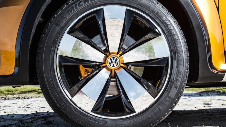 Rodas de 19 polegadas | <a href="https://preprod.quatrorodas.abril.com.br/carros/impressoes/vw-beetle-dune-802397.shtml" target="_blank" rel="migration">Leia mais</a>