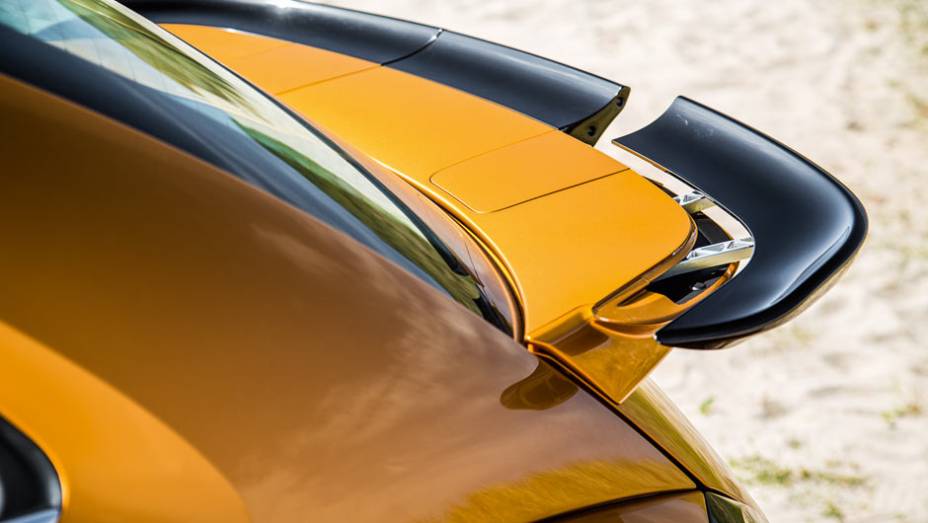 Aerof&oacute;lio traseiro cujas extremidades se desencaixam para transportar um par de esquis de neve | <a href="https://preprod.quatrorodas.abril.com.br/carros/impressoes/vw-beetle-dune-802397.shtml" target="_blank" rel="migration">Leia mais</a>