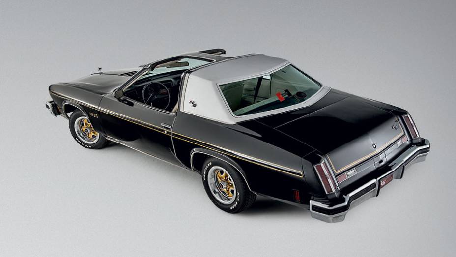 O teto tipo targa era um dos charmes deste modelo 1975 | <a href="https://preprod.quatrorodas.abril.com.br/carros/classicos-grandescarros/oldsmobile-hurst-olds-802245.shtml" target="_blank" rel="migration">Leia mais</a>