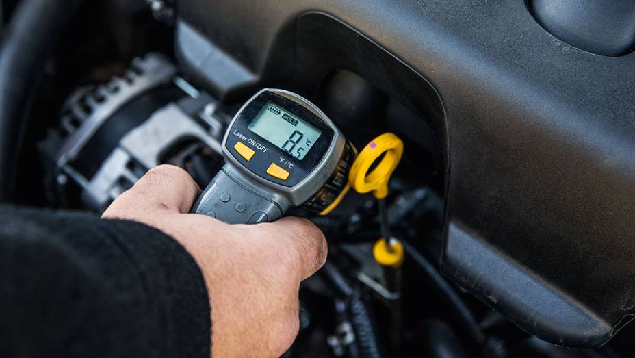 Termômetro digital mede o motor | <a href="https://preprod.quatrorodas.abril.com.br/reportagens/geral/teste-sistemas-partida-frio-800637.shtml" target="_blank" rel="migration">Leia mais</a> Termômetro digital mede o motor | <a href="https://preprod.quatrorodas.abril.com.br/reportagens/geral/teste-sistemas-partida-frio-800637.shtml" target="_blank" rel="migration">Leia mais</a>