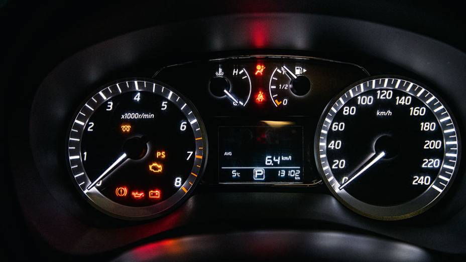 Luz com símbolo da mola, no conta-giros, indica a fase de aquecimento | <a href="https://preprod.quatrorodas.abril.com.br/reportagens/geral/teste-sistemas-partida-frio-800637.shtml" target="_blank" rel="migration">Leia mais</a> Luz com símbolo da mola, no conta-giros, indica a fase de aquecimento | <a href="https://preprod.quatrorodas.abril.com.br/reportagens/geral/teste-sistemas-partida-frio-800637.shtml" target="_blank" rel="migration">Leia mais</a>