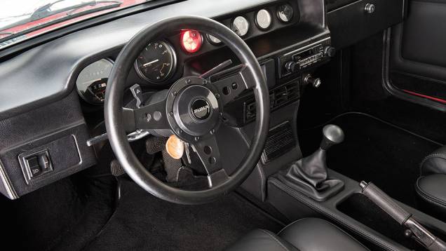 Painel de desenho simples, mas instrumentação é completa | <a href="https://preprod.quatrorodas.abril.com.br/carros/classicos-brasileiros/puma-p-018-800504.shtml" target="_blank" rel="migration">Leia mais</a> Painel de desenho simples, mas instrumentação é completa | <a href="https://preprod.quatrorodas.abril.com.br/carros/classicos-brasileiros/puma-p-018-800504.shtml" target="_blank" rel="migration">Leia mais</a>