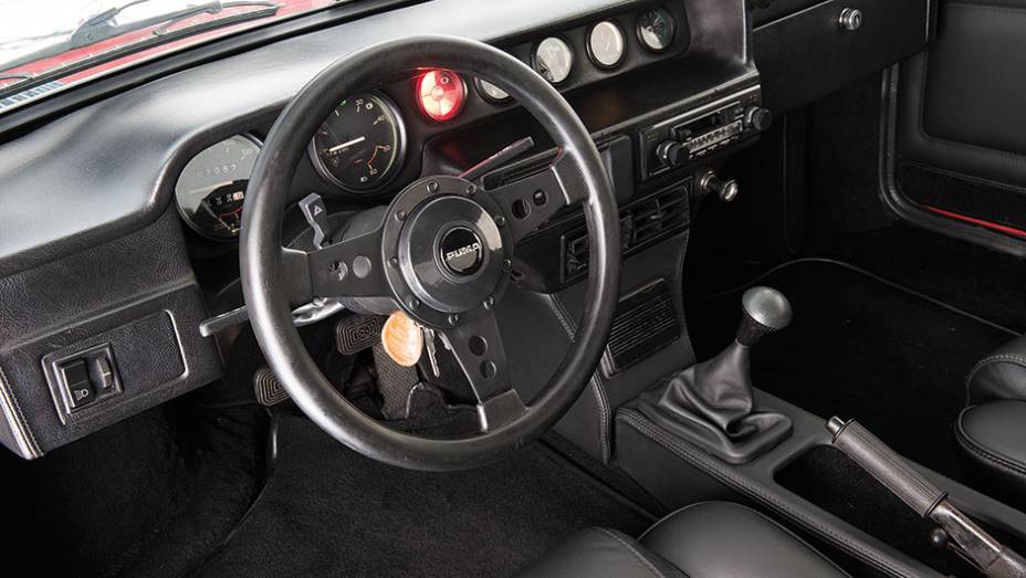 Painel de desenho simples, mas instrumenta&ccedil;&atilde;o &eacute; completa | <a href="https://preprod.quatrorodas.abril.com.br/carros/classicos-brasileiros/puma-p-018-800504.shtml" target="_blank" rel="migration">Leia mais</a>