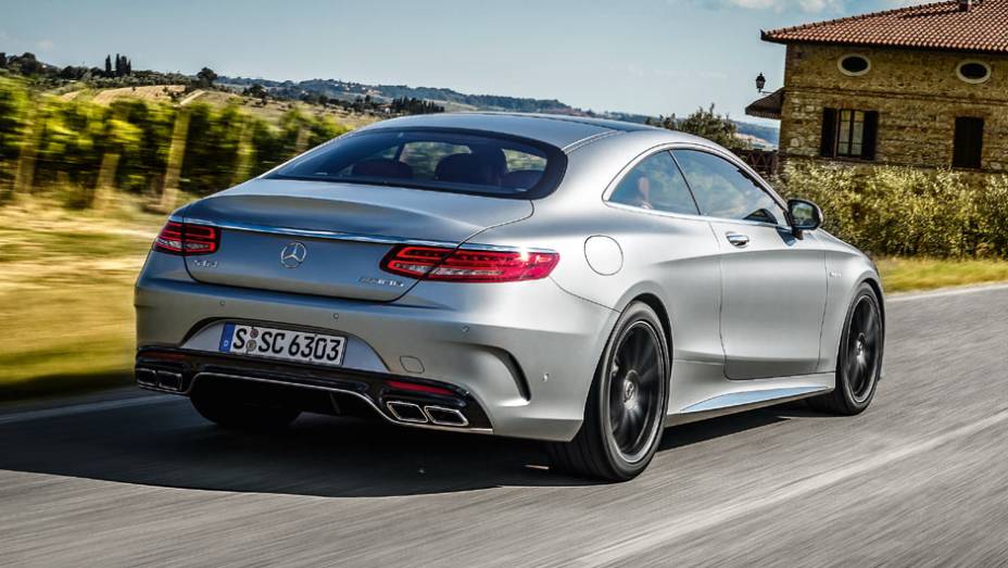 Visto de trás, ele nada lembra o Classe S sedã | <a href="https://preprod.quatrorodas.abril.com.br/carros/impressoes/mercedes-benz-s-63-amg-coupe-802403.shtml" target="_blank" rel="migration">Leia mais</a>