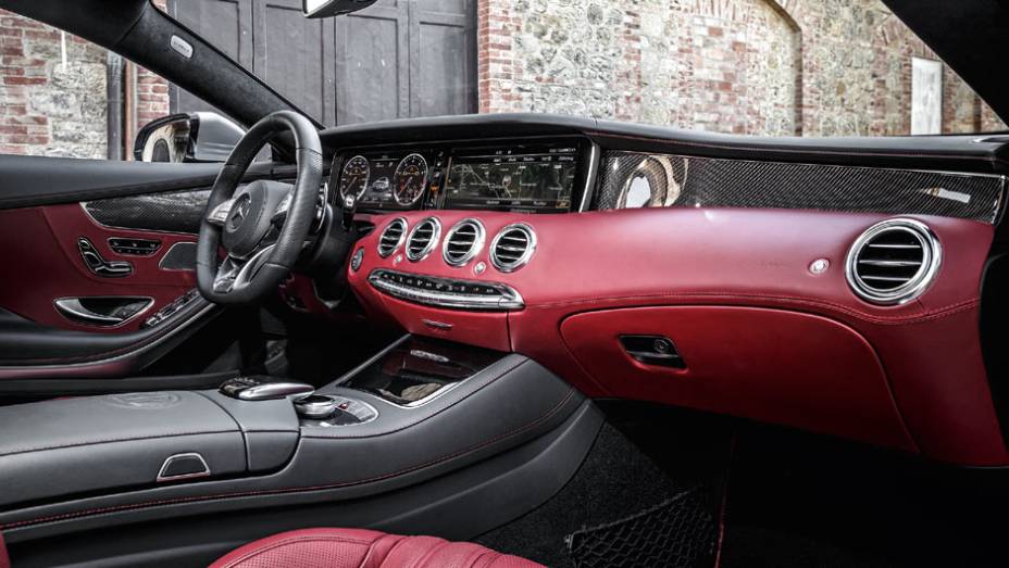 Duas telas interligadas fazem as vezes de quadro de instrumentos e painel de controle | <a href="https://preprod.quatrorodas.abril.com.br/carros/impressoes/mercedes-benz-s-63-amg-coupe-802403.shtml" target="_blank" rel="migration">Leia mais</a>