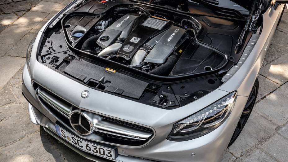 V8 biturbo de 5,5 litros gera 585 cv e trabalha em sintonia com o câmbio automatizado de sete marchas | <a href="https://preprod.quatrorodas.abril.com.br/carros/impressoes/mercedes-benz-s-63-amg-coupe-802403.shtml" target="_blank" rel="migration">Leia mais</a>