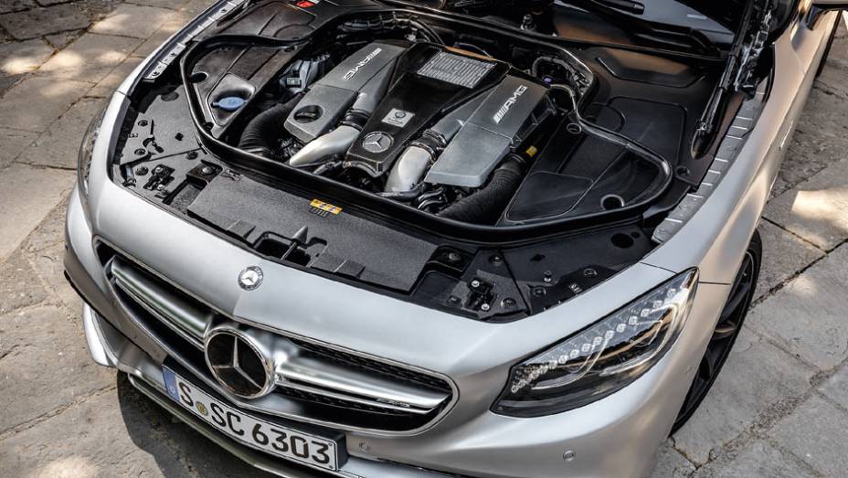 V8 biturbo de 5,5 litros gera 585 cv e trabalha em sintonia com o c&acirc;mbio automatizado de sete marchas | <a href="https://preprod.quatrorodas.abril.com.br/carros/impressoes/mercedes-benz-s-63-amg-coupe-802403.shtml" target="_blank" rel="migration">Leia mais</a>