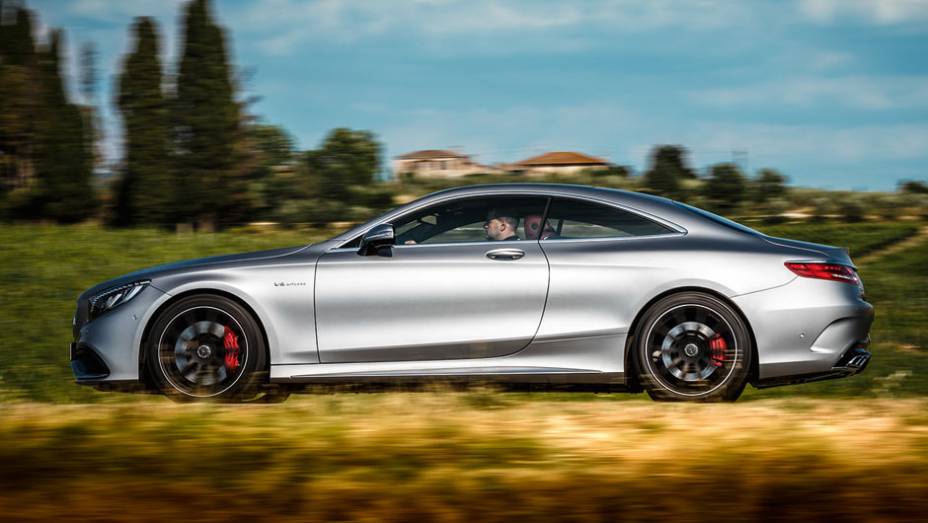 Apesar de ter só duas portas e quatro lugares, o cupê mede 5,04 metros | <a href="https://preprod.quatrorodas.abril.com.br/carros/impressoes/mercedes-benz-s-63-amg-coupe-802403.shtml" target="_blank" rel="migration">Leia mais</a>