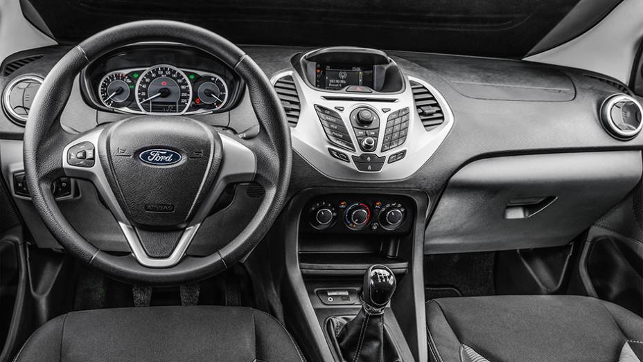 Interior tem acabamento no (bom) n&iacute;vel do Hyundai HB20 | <a href="https://preprod.quatrorodas.abril.com.br/carros/testes/novo-ford-ka-795762.shtml" rel="migration">Leia mais</a>