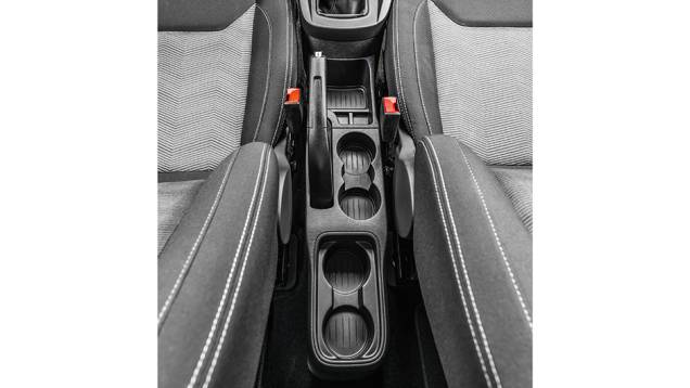 Porta-trecos e espaço para copo ao alcance de quem vai atrás | <a href="https://preprod.quatrorodas.abril.com.br/carros/testes/novo-ford-ka-795762.shtml" rel="migration">Leia mais</a> Porta-trecos e espaço para copo ao alcance de quem vai atrás | <a href="https://preprod.quatrorodas.abril.com.br/carros/testes/novo-ford-ka-795762.shtml" rel="migration">Leia mais</a>