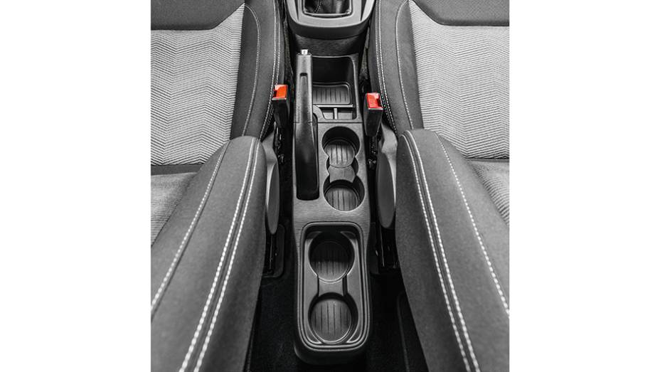 Porta-trecos e espa&ccedil;o para copo ao alcance de quem vai atr&aacute;s | <a href="https://preprod.quatrorodas.abril.com.br/carros/testes/novo-ford-ka-795762.shtml" rel="migration">Leia mais</a>