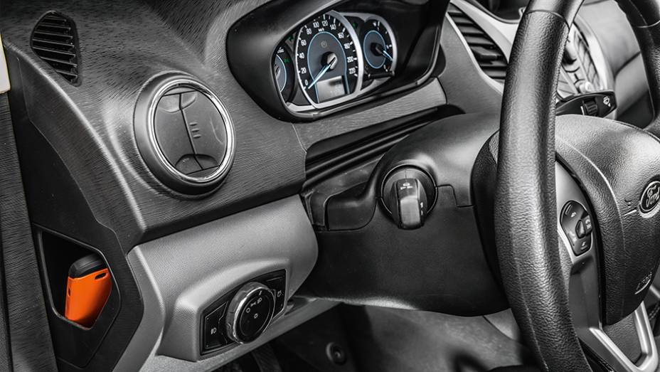 Onde menos se espera encontram-se pr&aacute;ticos porta-objetos: espa&ccedil;o oculto para celular no painel, | <a href="https://preprod.quatrorodas.abril.com.br/carros/testes/novo-ford-ka-795762.shtml" rel="migration">Leia mais</a>