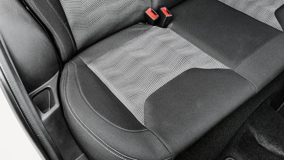  buraco no banco traseiro | <a href="https://preprod.quatrorodas.abril.com.br/carros/testes/novo-ford-ka-795762.shtml" rel="migration">Leia mais</a>
