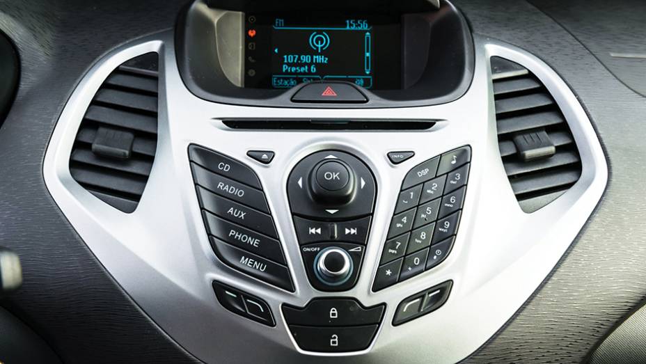 Tela do sistema multim&iacute;dia n&atilde;o &eacute; touch, | <a href="https://preprod.quatrorodas.abril.com.br/carros/testes/novo-ford-ka-795762.shtml" rel="migration">Leia mais</a>
