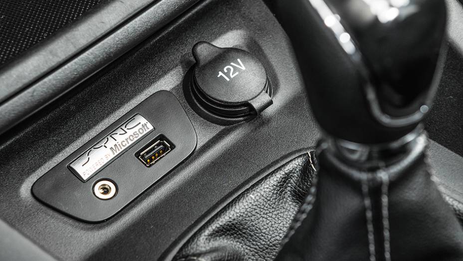 … mas tem entrada USB e auxiliar e comando no volante | <a href="https://preprod.quatrorodas.abril.com.br/carros/testes/novo-ford-ka-795762.shtml" rel="migration">Leia mais</a>