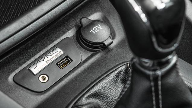 mas tem entrada USB e auxiliar e comando no volante | <a href="https://preprod.quatrorodas.abril.com.br/carros/testes/novo-ford-ka-795762.shtml" rel="migration">Leia mais</a>
mas tem entrada USB e auxiliar e comando no volante | <a href="https://preprod.quatrorodas.abril.com.br/carros/testes/novo-ford-ka-795762.shtml" rel="migration">Leia mais</a>